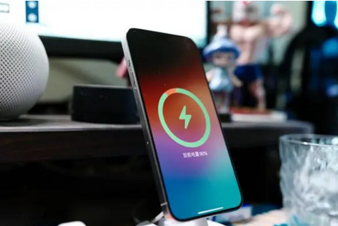 中堂镇苹果15换屏服务分享用什么充电器给iPhone15充电更好 